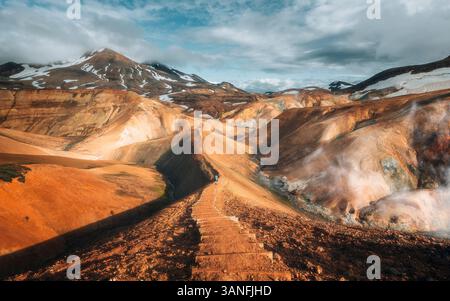 Vista aerea di aspri paesaggi geotermici con maestose montagne e serene valli, Kerlingarfjoll, Highlands dell'Islanda. Foto Stock