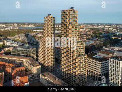 Stoccolma, Svezia - 3 aprile 2025: Veduta aerea delle moderne torri alte e del bellissimo paesaggio urbano con la stazione della metropolitana, Norra Tornen, Vasastaden, Stockho Foto Stock
