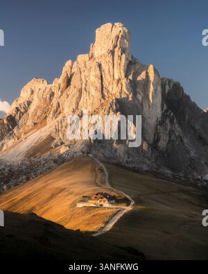 Vista aerea delle spettacolari Dolomiti al passo Giau con aspre cime e paesaggio sereno, San Vito di Cadore, Belluno, Italia. Foto Stock