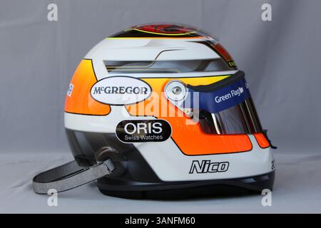 11 marzo 2010 - Sakhir, Bahrein - il casco di Nico Rosberg (GER) Mercedes GP. Campionato del mondo di Formula uno, Rd 1, Gran Premio del Bahrain, preparativi, circuito internazionale del Bahrain. (Credito: © Sutton Motorsports/ZUMApress.com) Foto Stock