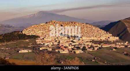 Vista aerea di Gangi sulla Sicilia con l'Etna, Palermo, Italia. Foto Stock