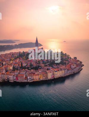 Vista aerea della pittoresca città con edifici storici e la famosa chiesa Crkva sv Eufemija sul mare Adriatico, Rovigno, Croazia. Foto Stock
