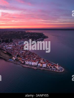 Vista aerea del villaggio medievale sul mare Adriatico al tramonto, Pirano, Slovenia. Foto Stock