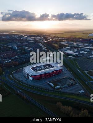 Vista aerea di uno stadio e di un'autostrada all'alba con nuvole su un paesaggio urbano, Alkmaar, Paesi Bassi. Foto Stock