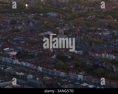 Vista aerea dello skyline di Middelburg con lo storico Abdijtoren e Lange Jan al tramonto, Zelanda, Paesi Bassi. Foto Stock