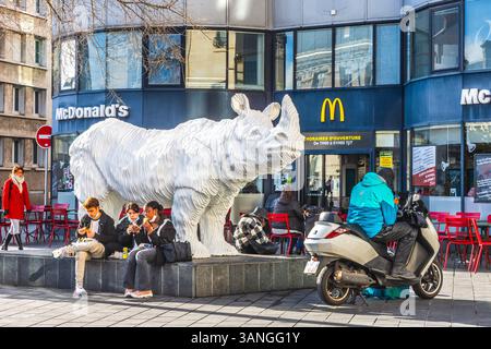 'Le Rhinocéros' scultura di Michel Audiard - sponsorizzato da McDonald's ristorante nel centro della citta' di Tours, Francia. Foto Stock