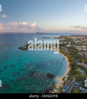 Vista aerea del paradiso tropicale resort con barriera corallina e acqua turchese, Riviere du Rempart, Mauritius. Foto Stock