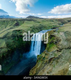 Vista aerea della cascata Skogafoss in Islanda, regione meridionale. Foto Stock