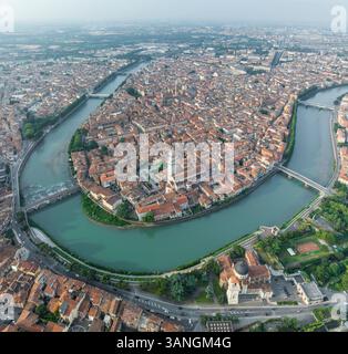 Vista aerea del centro di Verona con il fiume Adige e il Duomo di Verona, Verona, Italia. Foto Stock