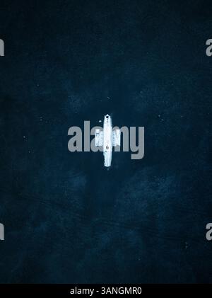 Veduta aerea del relitto di un aereo abbandonato sulla spiaggia di sabbia nera, Vik i Myrdal, Islanda. Foto Stock