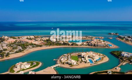 Vista aerea panoramica di El Gouna che mostra il campo da golf costiero, il lussuoso sviluppo della laguna e le vibranti acque blu del Mar Rosso Foto Stock