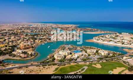 Vista aerea panoramica di El Gouna che mostra il campo da golf costiero, il lussuoso sviluppo della laguna e le vibranti acque blu del Mar Rosso Foto Stock