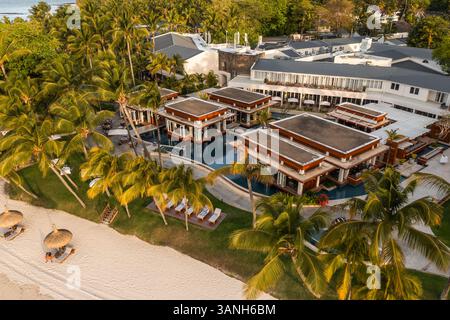 Flacq, Mauritius - 28 settembre 2022: Vista aerea di un resort di lusso lungo la costa direttamente sulla spiaggia di Pointe de Flacq. Foto Stock