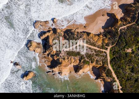 Vista aerea di un passaggio pedonale in legno sulla spiaggia, Torquay, Jan Juc, Victoria, Australia. Foto Stock