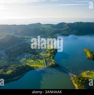 Veduta aerea di Lagoa Verde, Sete Cidades, Azzorre, Isola di São Miguel, Portogallo. Foto Stock