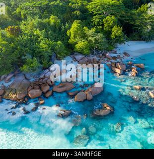 Vista aerea delle rocce sulla spiaggia lungo la costa di Anse Lazio, Seychelles. Foto Stock