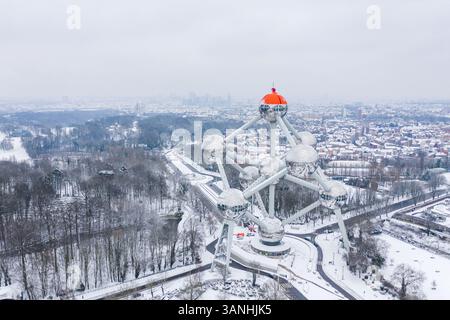 Vista aerea dell'Atomium in inverno, una torreggiante e iconica scultura in acciaio, Brussel, Belgio. Foto Stock