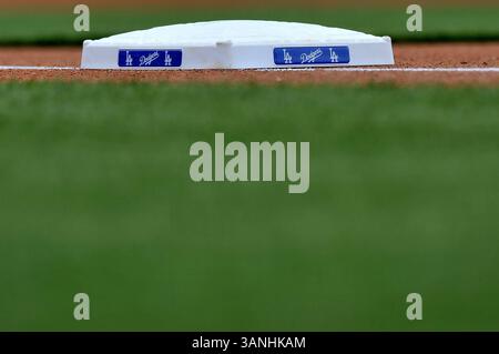 2 aprile 2011 Los Angeles, CA..la prima borsa base durante la partita di baseball della Major League tra i San Francisco Giants e i Los Angeles Dodgers al Dodger Stadium di Los Angeles. . Josh Thompson/CSM. (Immagine di credito: © Josh Thompson/Cal Sport Media/ZUMAPRESS.com) Foto Stock