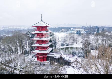 Vista aerea della torre giapponese (Tour Japonaise) in inverno vicino al padiglione giapponese a Parc de Laeken, Brussel, Belgio. Foto Stock
