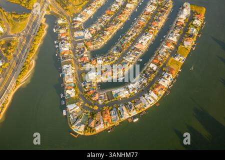 Vista aerea dell'edificio residenziale Macintosh Island lungo il fiume Nerang a Surfers Paradise, Gold Coast, Queensland, Australia. Foto Stock