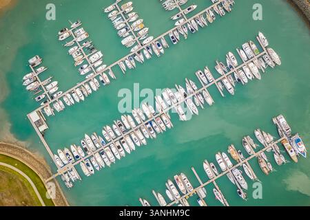 Vista aerea del porto turistico di Coral Sea e dello Yacht club a Pioneer Bay, Queensland, Australia. Foto Stock