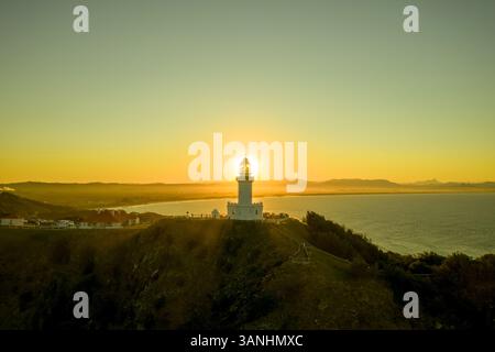Vista aerea del faro di Cape Byron sul punto più orientale della terraferma australiana al tramonto, Byron Bay, nuovo Galles del Sud, Australia. Foto Stock
