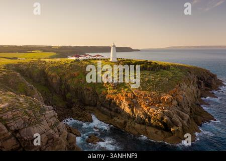 Veduta aerea del faro di Cape Willoughby sulle scogliere rocciose che fronteggiano la grande Baia Australiana su Kangaroo Island, Australia meridionale. Foto Stock
