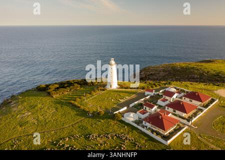 Veduta aerea del faro di Cape Willoughby sulle scogliere rocciose che fronteggiano la grande Baia Australiana su Kangaroo Island, Australia meridionale. Foto Stock