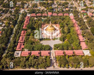 Vista aerea dell'accademia buddista internazionale di Sitagu circondata da un bellissimo giardino, Sagaing Township, Myanmar. Foto Stock