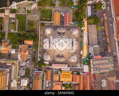 Vista aerea della Pagoda Wat Arun lungo il fiume Chao Phraya al tramonto con il quartiere residenziale urbano sullo sfondo, il quartiere Khet Phra Nakhon, Bangkok Foto Stock