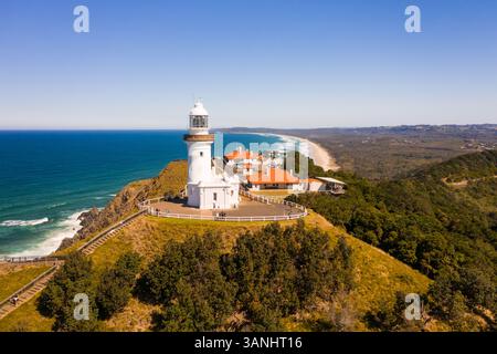 Veduta aerea di un faro sulla riva della baia, Byron Bay, New South Wales, Australia Foto Stock