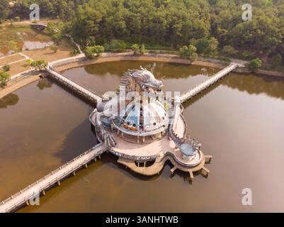 Vista aerea del parco acquatico abbandonato di Hue in Vietnam. Foto Stock