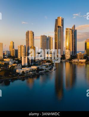 Vista aerea dello skyline di Brisbane in Australia durante il tramonto. Foto Stock