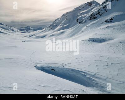 Veduta aerea di un unico sciatore sulle montagne del passo Oberalp, Svizzera. Foto Stock