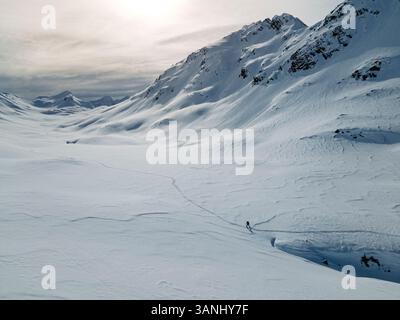 Veduta aerea di un unico sciatore sulle montagne del passo Oberalp, Svizzera. Foto Stock