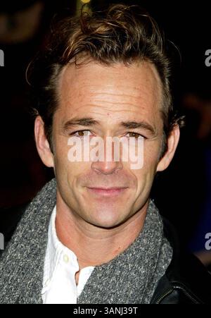 8 gennaio 2004 - Londra, Gran Bretagna - 000510..LUKE PERRY. ''WHEN HARRY MET SALLY'' PHOTOCALL.-THEATER ROYAL, LONDRA.1/8/2004. GEORGE DENT/ linkUK/ 2004.K34811.(immagine di credito: © Globe Photos/ZUMAPRESS.com) Foto Stock