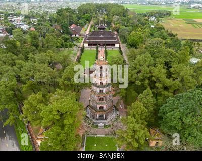 Vista aerea della Pagoda di Thien Mu circondata da vegetazione lussureggiante e da un tranquillo paesaggio, Huong Long, Thua Thien Hue, Vietnam. Foto Stock