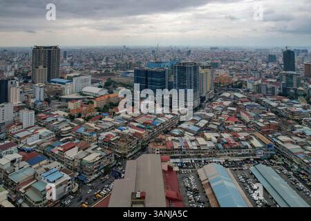 Vista aerea del vivace paesaggio urbano con moderni grattacieli e strade animate, il quartiere o'Russei, Phnom Penh, Cambogia. Foto Stock