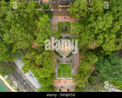 Vista aerea della Pagoda di Thien Mu circondata da vegetazione lussureggiante e da un tranquillo paesaggio, Huong Long, Thua Thien Hue, Vietnam. Foto Stock