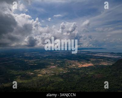 Vista generale dal monte Bokor, dalla provincia di Kampot, dalla Cambogia. Foto Stock