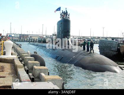 17 giugno 2005 - 041018-N-2820Z-002.Naval Station Norfolk, Virginia Ã (18 ottobre 2004), il più recente sottomarino d'attacco della Marina, PCU Virginia (SSN 774), entra in porto presso la Naval Station Norfolk, Virginia, in preparazione per la sua messa in servizio il 23 ottobre 2004. La Virginia è l'NavyÃs unico grande combattente pronto ad unirsi alla flotta che è stata progettata tenendo conto dell'ambiente di sicurezza post-Guerra fredda e incarna i combattimenti di guerra e le capacità operative necessarie per dominare i litorali mantenendo il dominio sottomarino in mare aperto. . FORNITO DA PHOTOS (immagine di credito: © Globe Photos/ZUMAPRESS.com) Foto Stock
