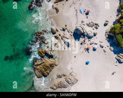 Vista aerea di Clifton Beach, una splendida spiaggia paradisiaca durante l'estate, città del Capo, Sud Africa. Foto Stock