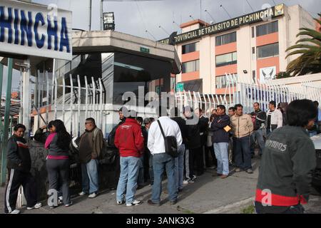 15 GIUGNO 2011 - QUITO, PICHINCHA, ECUADOR - QUITO ECUADOR ..15/06/2011..ULTIMAS NOTICIAS ..JEFATURA PROVINCIAL DE TRANSITO DE PICHINCHA , EN EL AREA DE MATRICULACION VEHICULAR EL SISTEMA NO ESTA FUNCIONANDO DESDE EL DIA LUNES EN LA TARDE Y LOS CIUDANOS PROTESTAN POR NO/INFORMADON (ZUMAPRESS.COM). Foto Stock