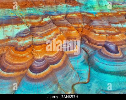 Vista aerea delle colorate colline bentonite con formazioni geologiche uniche e strati vibranti, Hanksville, Stati Uniti. Foto Stock