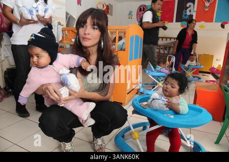 16 giugno 2011 - Quito, PICHINCHA, Ecuador - Quito-Ecuador.-16/06/2011.Para EspectÃculos, El Comercio..foto de la artista ecuatoriana Claudia OÃ±ate embajadora de vuena voluntad de la ONU. Quien visitÃ³ esta maÃ±ana el centro infantil ''Mama Yoli'' para hacer entrega de fundas con alimentos. Ella acudio junto a un miembro de Music help..FotÃ³grafo: Patricio TErÃn / EL COMERCIO (immagine di credito: © El Comercio/GDA/ZUMAPRESS.com) Foto Stock