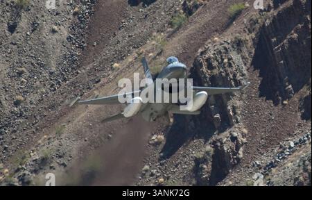 09 novembre 2010 - Sierra Nevada, Stati Uniti - test di volo ACAT F-16D. L'ACAT F-16D della U.S. Air Force vola attraverso i canyon della Sierra Nevada e supera i picchi durante i voli di prova per evitare collisioni a terra. L'ACAT, acronimo di Automatic Collision Avoidance Technology, decollò dalla Edwards Air Force base su un volo proveniente dal Dryden Flight Research Center della NASA. I ricercatori di Dryden stanno lavorando con l'Air Force Research Laboratory nell'ACAT Fighter Risk Reduction Project per sviluppare tecnologie di prevenzione delle collisioni per aerei da combattimento/attacco che ridurrebbero il rischio di terra Foto Stock