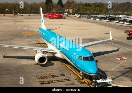 Regno Unito, Inghilterra, aeroporto di Manchester, Terminal 2 KLM Embraer E190STD Cityhopper Aircraft allo stand Foto Stock