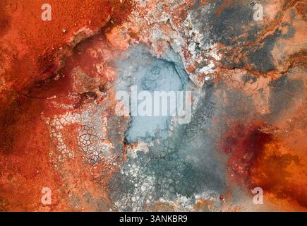 Vista aerea di una splendida area geotermale con un colorato paesaggio vulcanico e tessuti unici, Highlands, Islanda. Foto Stock