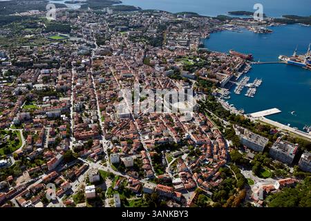 Vista aerea dell'anfiteatro romano, della baia e del paesaggio urbano di Pola, Istria, Croazia. Foto Stock