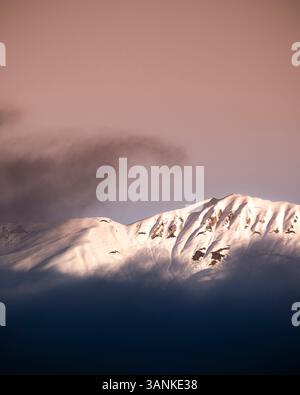 Vista aerea delle splendide montagne innevate al tramonto, Chamonix, Francia. Foto Stock